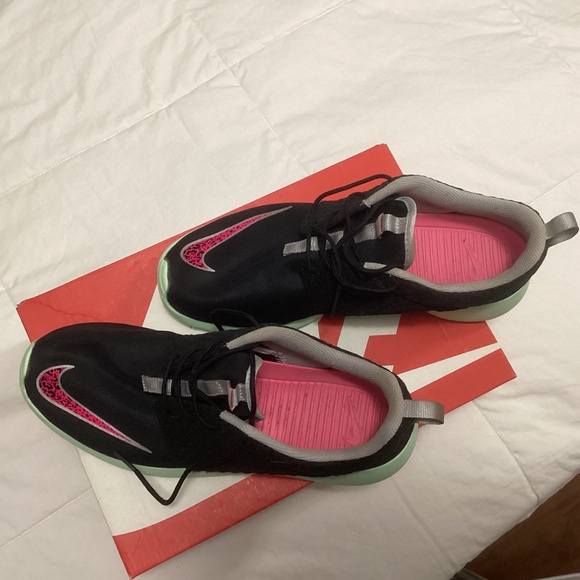 Nike Rosherun FB “Yeezy” Sneakers - Picture 4 of 8